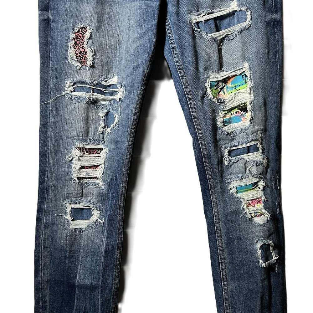 Guess Skinny Jeans Women VERY RARE FIND. Perfect condition. Colorful cut outs.